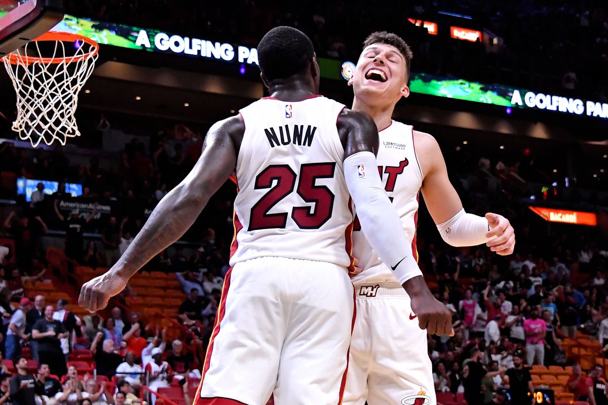 Kendrick Nunn congratulé par Tyler Herro du Miami Heat