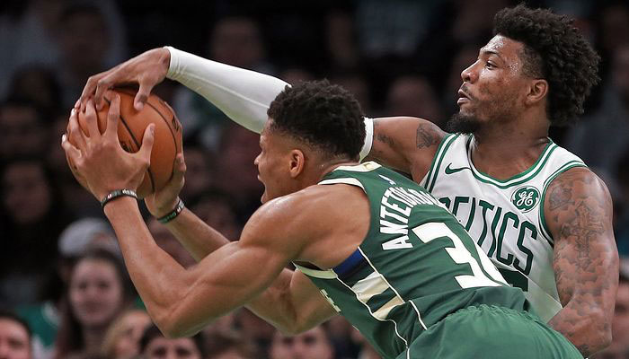 Marcus Smart qui défend sur Giannis Antetokounmpo