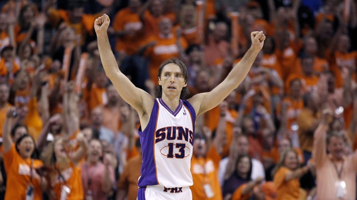 Steve Nash célèbre un succès avec les Phoenix Suns