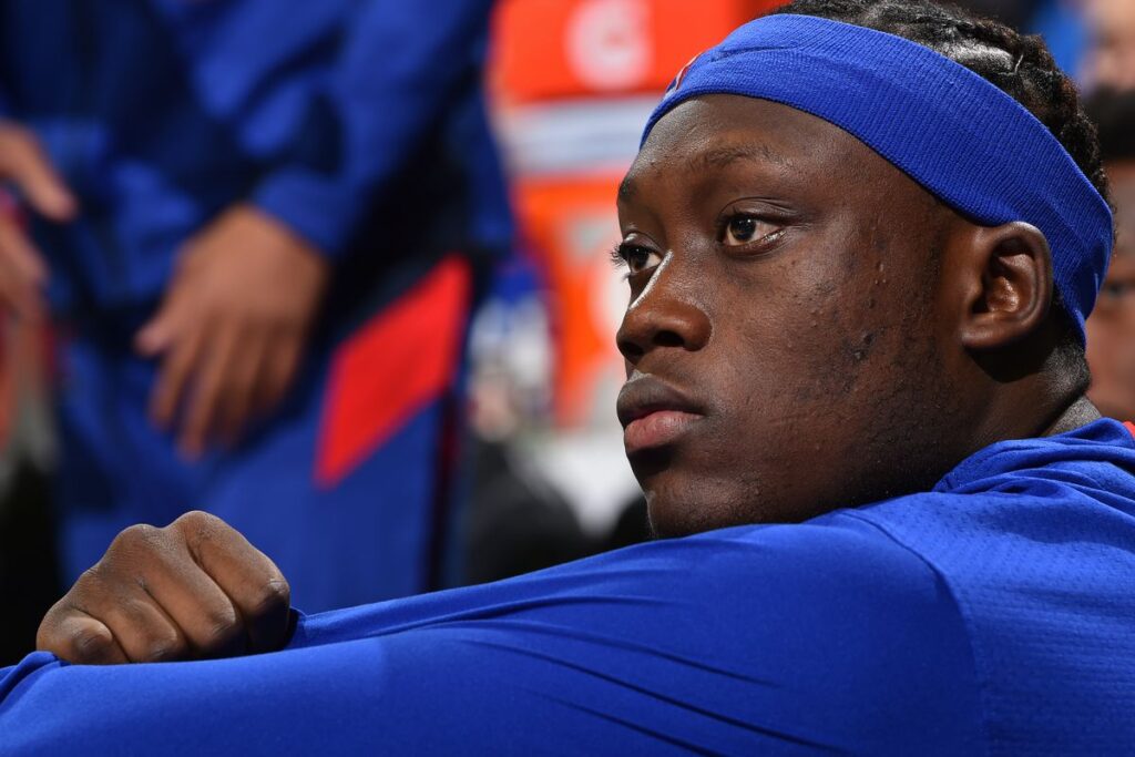 Sekou Doumbouya pensif sur le banc des Detroit Pistons