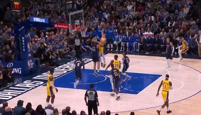 Alex Caruso assomme Maxi Kleber