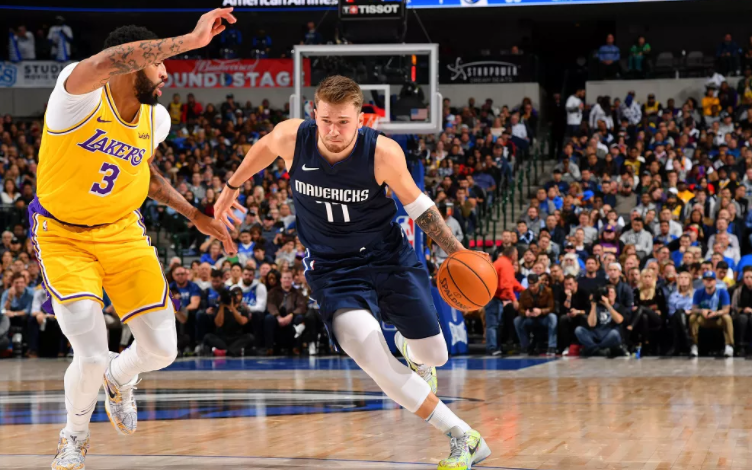 Anthony Davis et Luka Davis durant Lakers vs Mavericks