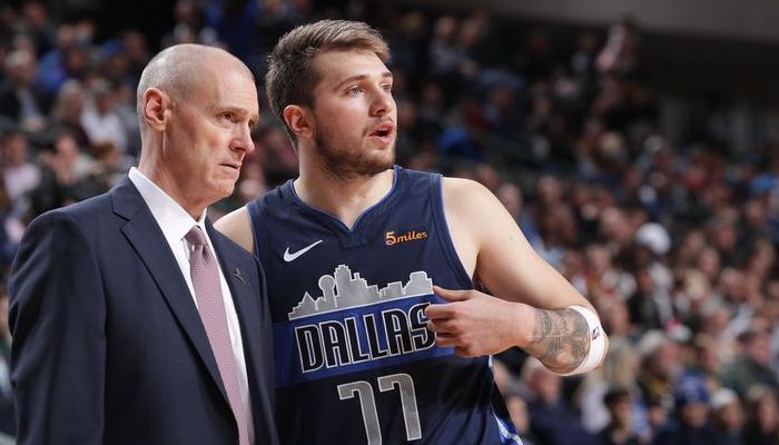 échange entre Rick Carlisle et Luka Doncic