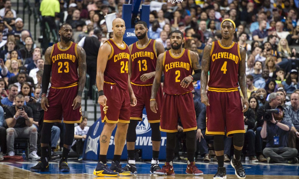 LeBron James, Richard Jefferson, Tristan Thompson, Kyrie Irving et Iman Shumpert avec les Cavaliers