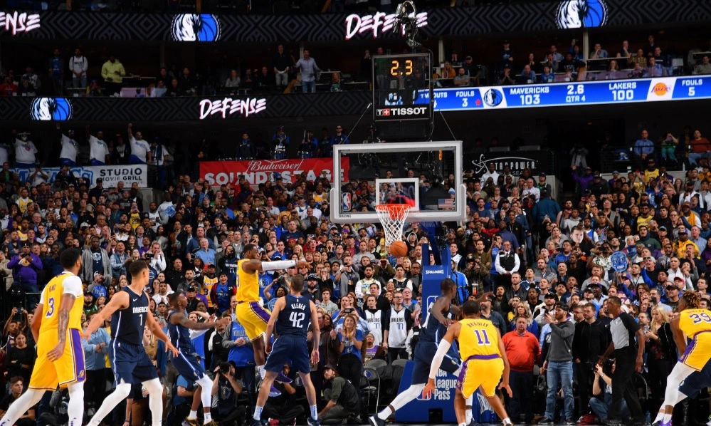 LeBron James drive dans les ultimes secondes de Lakers vs Mavs