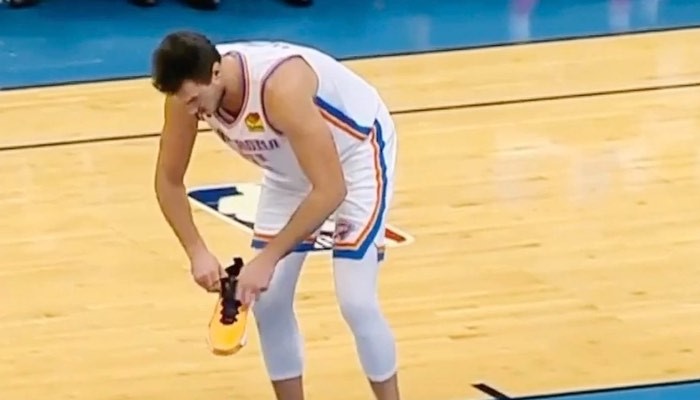 Danilo Gallinari tente de capter un rebond... avec une chaussure