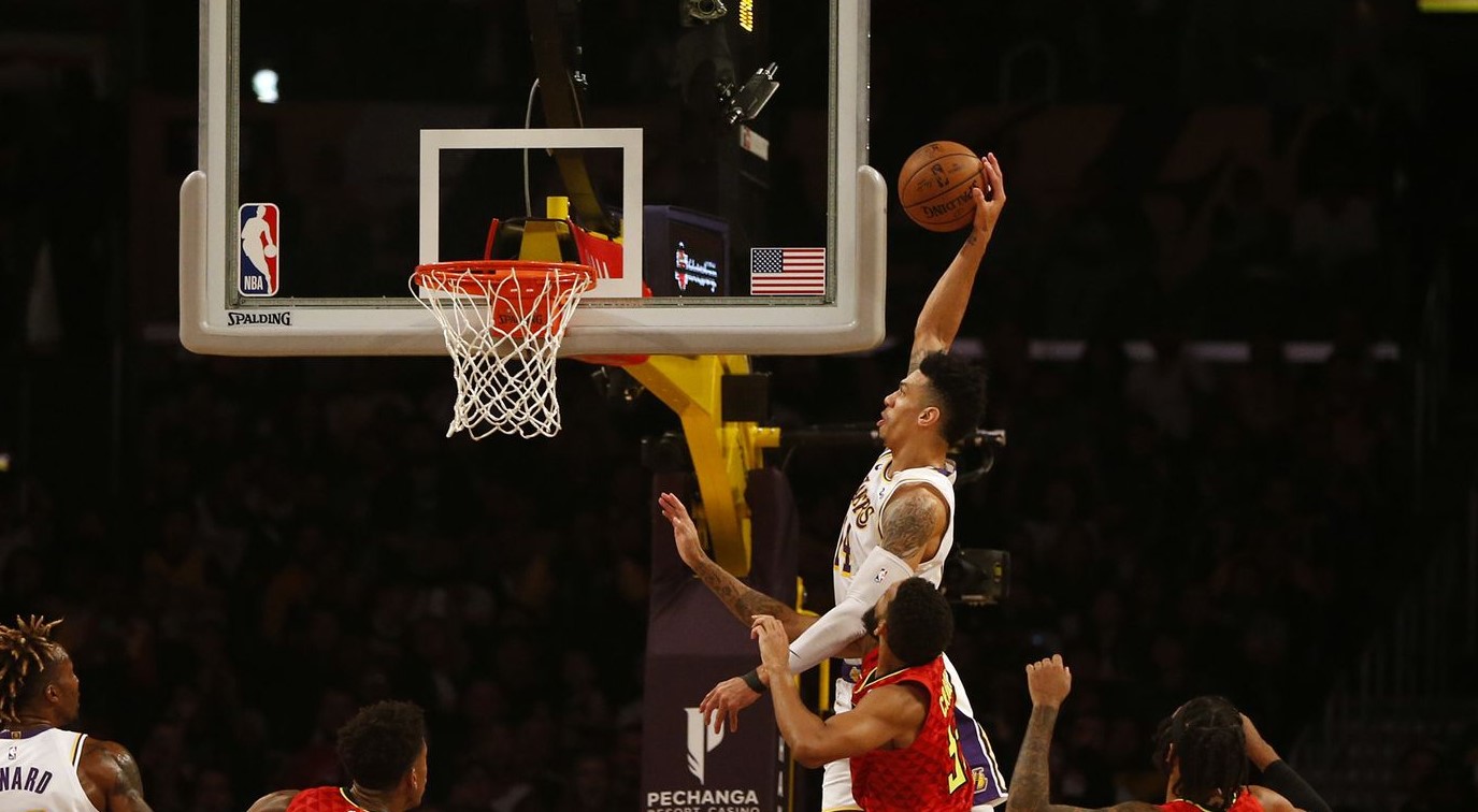 Danny Green s'envole au dunk durant Hawks vs Lakers