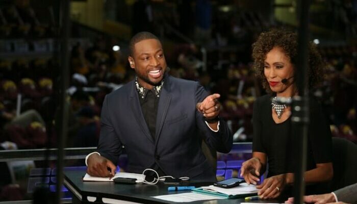 Dwyane Wade avec le sourire lors d'une apparition télé