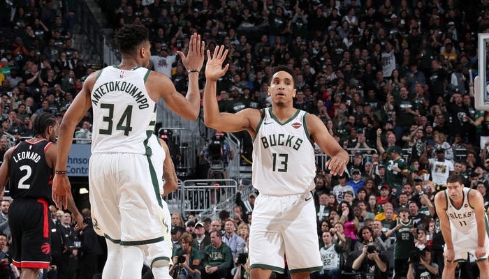 Giannis Antetokounmpo et Malcolm Brogdon sous le maillot des Bucks