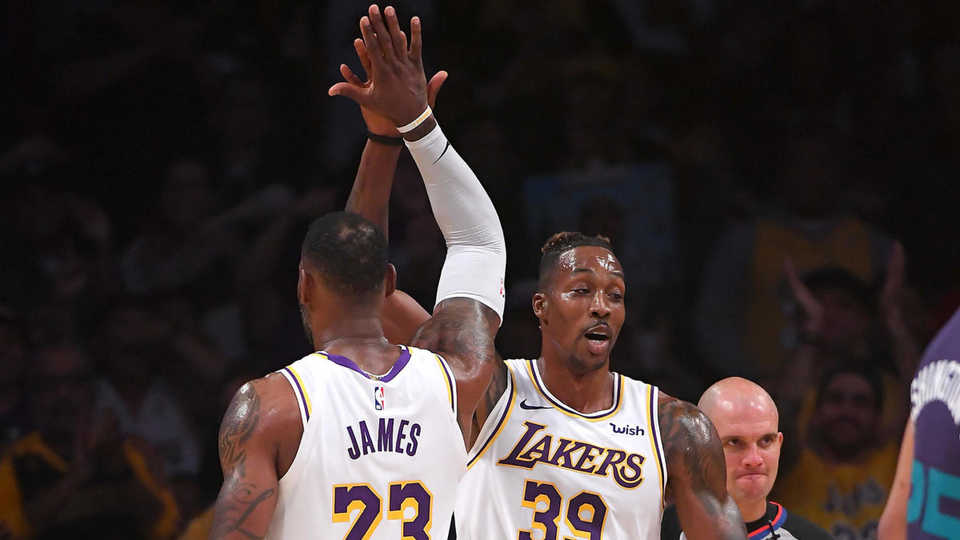 Dwight Howard explique pourquoi il aime sortir du banc aux Lakers
