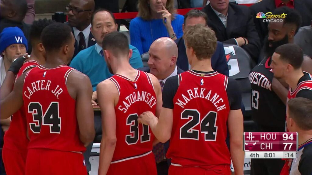 James Harden s'incruste dans le huddle des Bulls