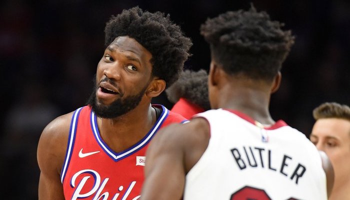 Jimmy Butler plaisante avec Joel Embiid