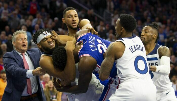 Joel Embiid et Karl-Anthony Towns en pleine bagarre, sous les yeux de Ben Simmons