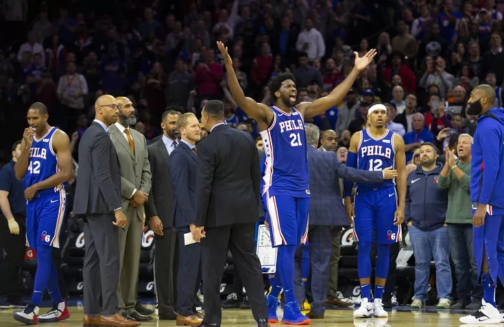 Joel Embiid célèbre avec les SIxers