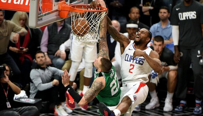 Kawhi Leonard écrabouille Daniel theis