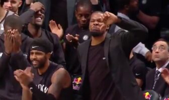 NBA – Kevin Durant trollé après sa défaite au premier tour du tournoi 2K Kevin Durant s'est bien amusé sur le banc des Nets