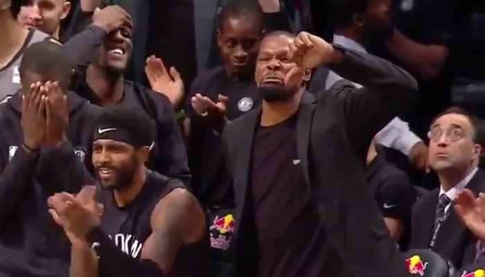 Kevin Durant s'est bien amusé sur le banc des Nets