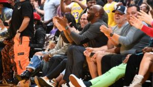 NBA – Kobe Bryant acclamé par tout le Staples Center
