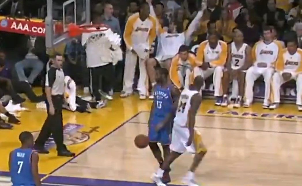 Kobe Bryant marque un tir fou sur James Harden