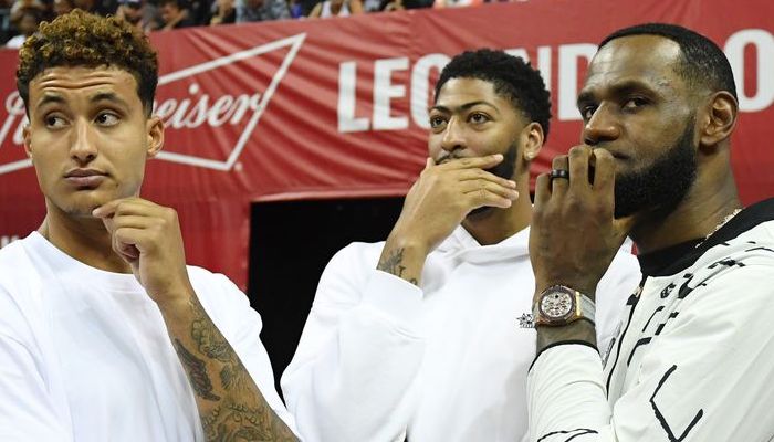 Kyle Kuzma, Anthony Davis et LeBron James en pleine discussion