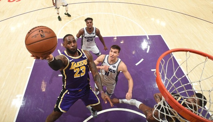 LeBron James tente un lay-up face aux Kings