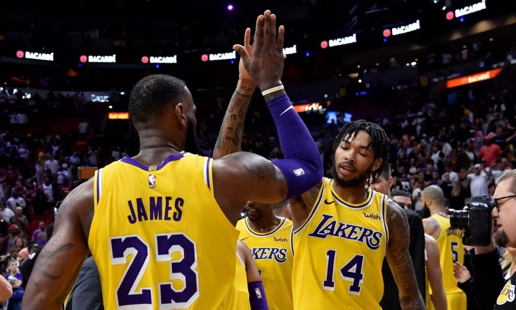 LeBron James et Brandon Ingram sous le maillot des Lakers