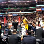 NBA – LeBron recadre un fan devant sa femme pendant un temps mort