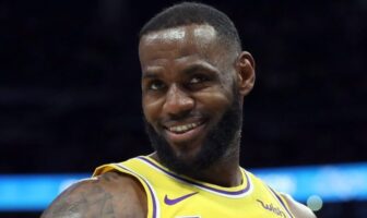 NBA – LeBron James déchaine les fans avec sa tenue d’avant-match Le troll génial des Bulls contre LeBron James