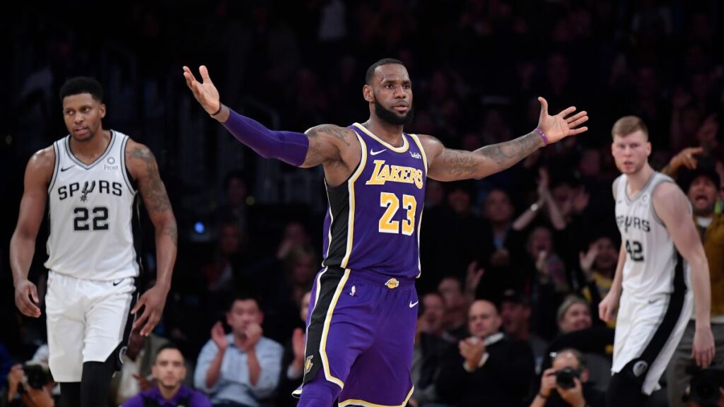 Lebron James célèbre arès une action face aux Spurs