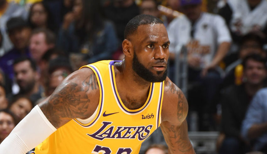 LeBron James en pleine action sous le maillot des Lakers