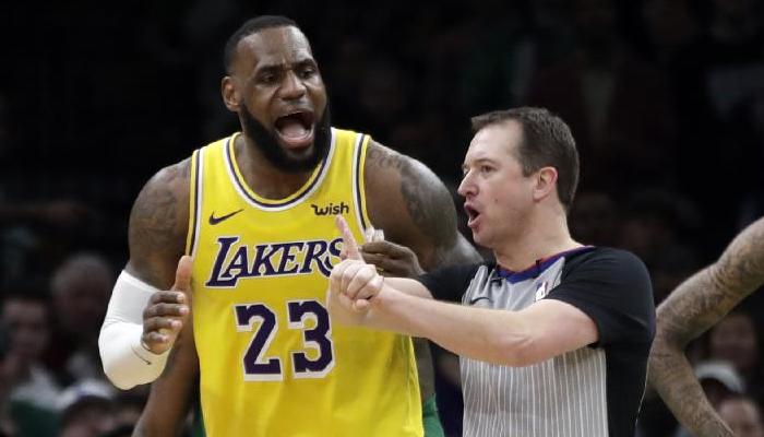 LeBron James en désaccord avec un arbitre