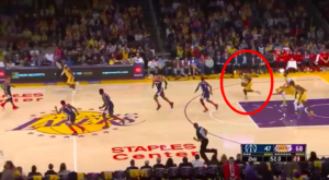 NBA – En 30 secondes, LeBron envoie deux alley-oops et fait lever le Staples Center !