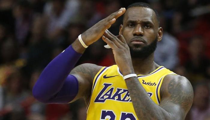 LeBron James demande un temps-mort