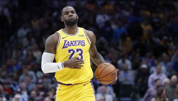 LeBron James continue de battre des records