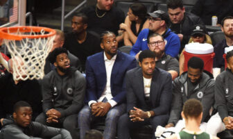 NBA – Tensions dans le vestiaire des Clippers Kawhi Leonard et Paul George en costumes sur le banc des Clippers