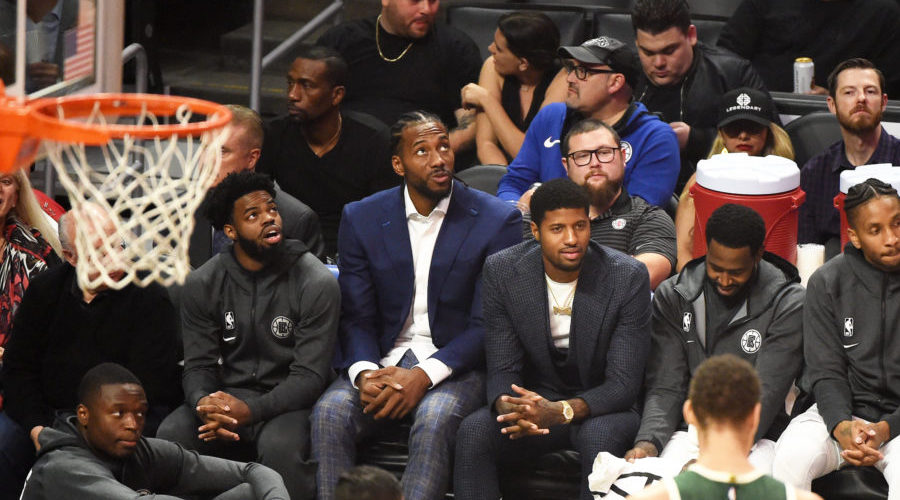 Kawhi Leonard et Paul George en costumes sur le banc des Clippers