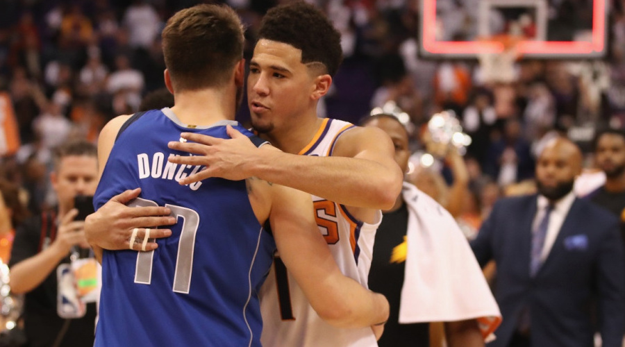 Luka Doncic et Devin Booker se félicitent après un match