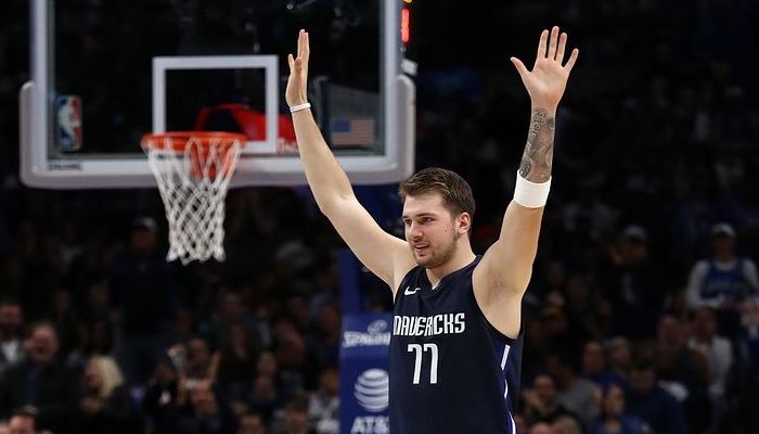 Luka Doncic célèbre une action