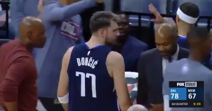 Luka Doncic confus après une petite claque d'un assistant-coach