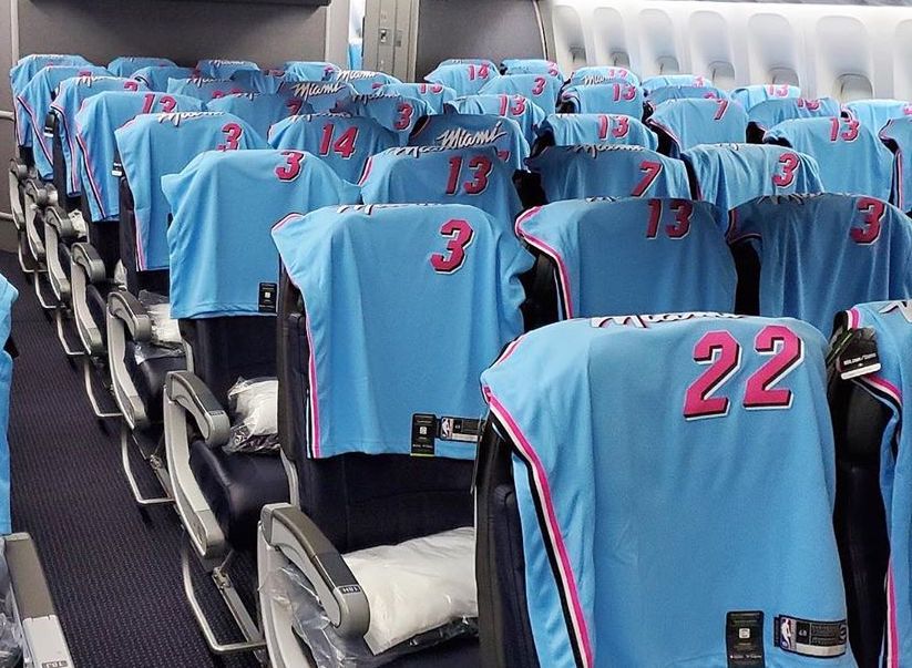 les nouveaux maillots du Heat disposés sur les sièges d'un avion commercial