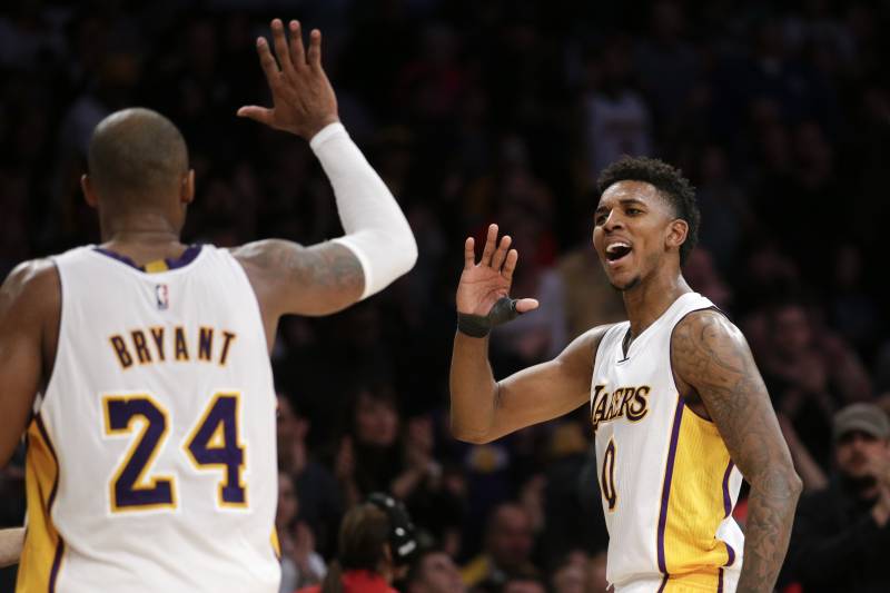 Nick Young et Kobe Bryant se tapent dans la main