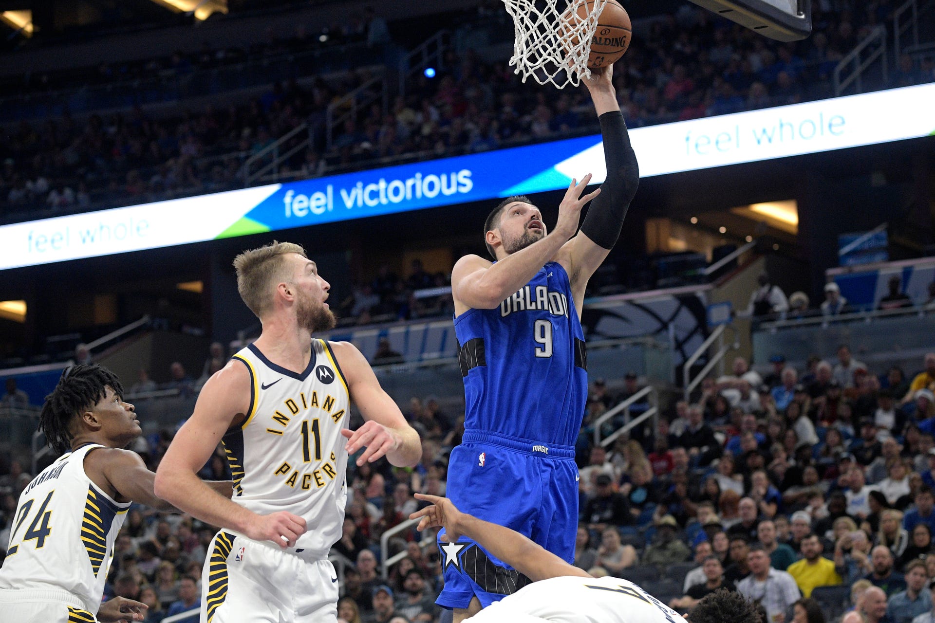 Nikola Vucevic du Magic marque devant Domantas Sabonis des Pacers