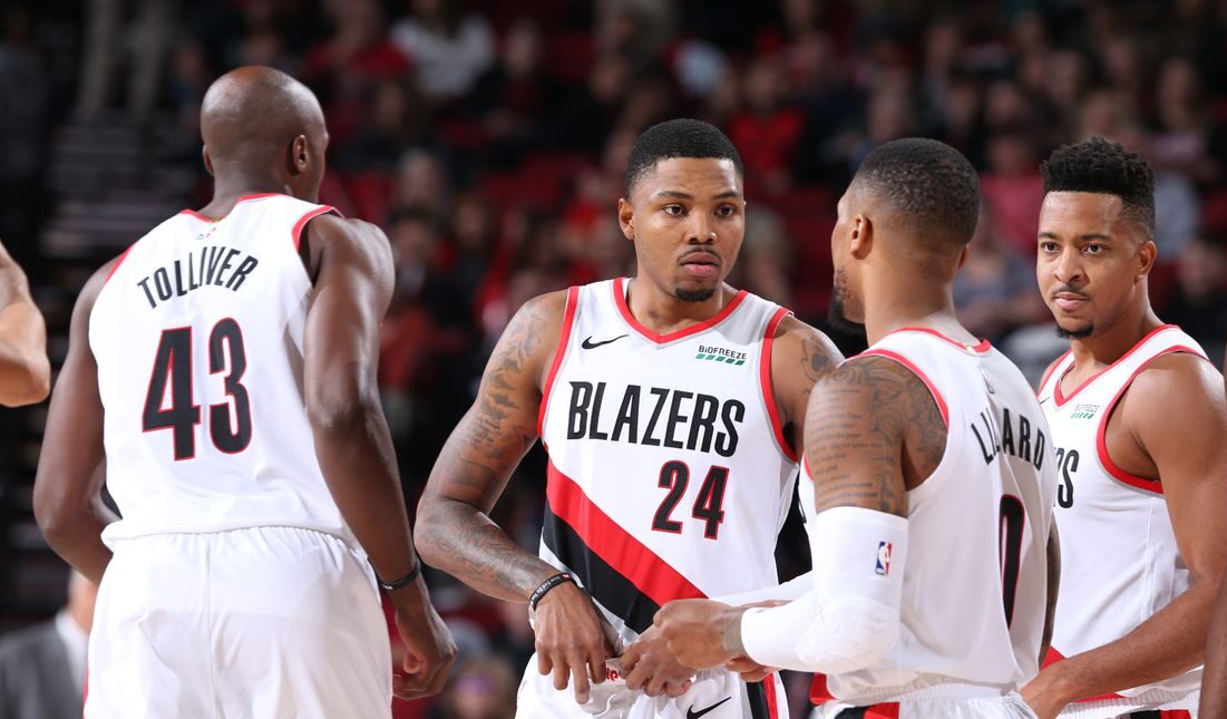 Anthony Tolliver, Kent Bazemore, Damian Lillard et CJ McCollum des Blazers