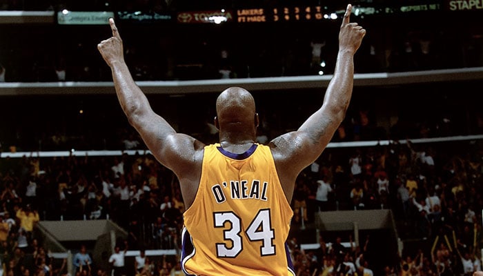 Shaquille O’Neal pointe le ciel sous le maillot des Los Angeles Lakers