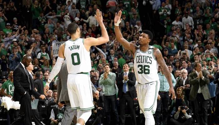 Jayson Tatum et Marcus Smart se félicitent