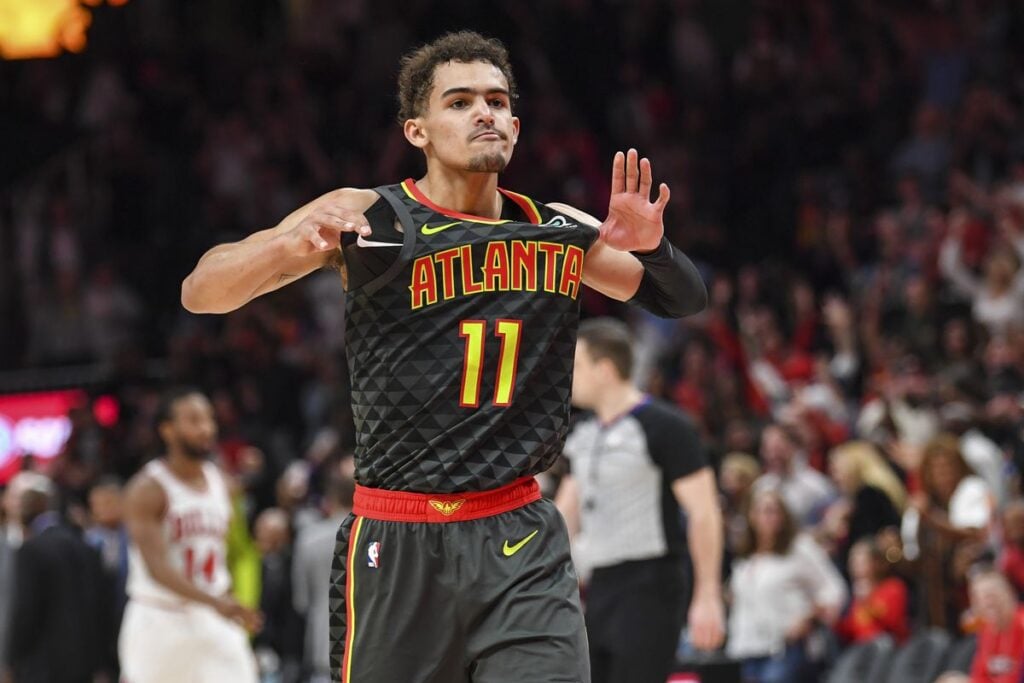 Trae Young réagit après une action décisive