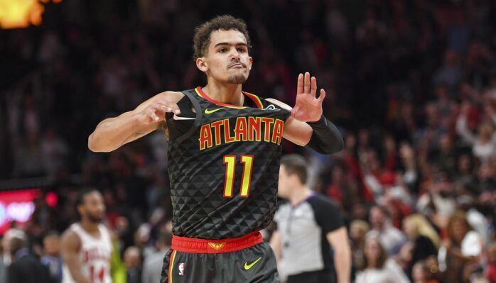 Trae Young réagit après une action décisive