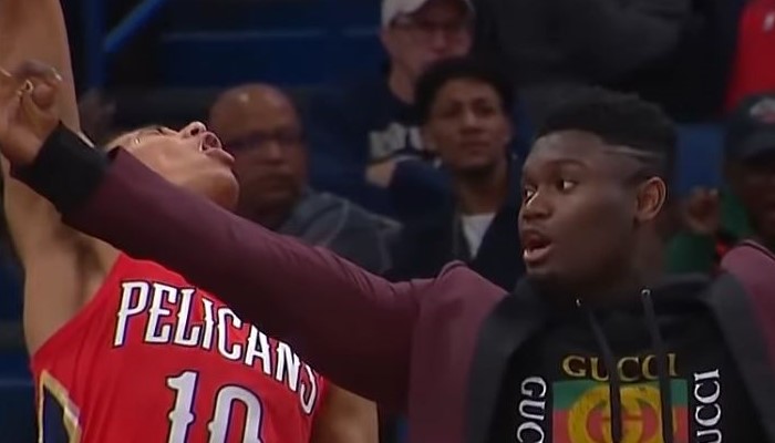 Zion Willamson tape accidentellement Jaxson Hayes au visage