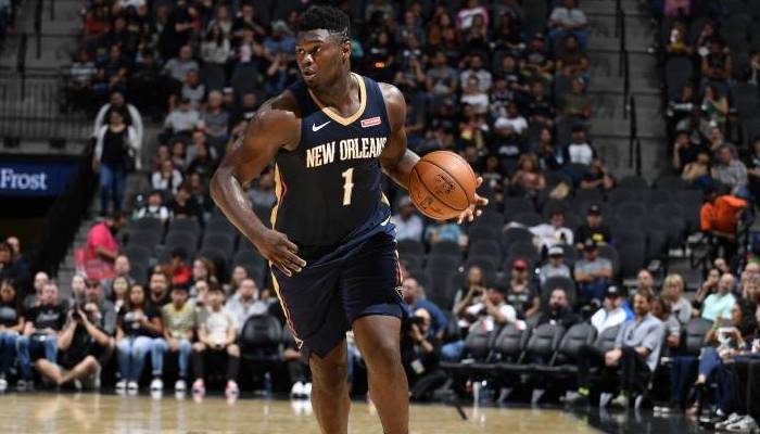 Zion Williamson balle en main sous le maillot des Pelicans