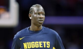 NBA – Du haut de ses 2m20, Bol Bol lâche un moulin à vent à 360 degrés ! Pourquoi Bol Bol n'a pas encore joué en NBA